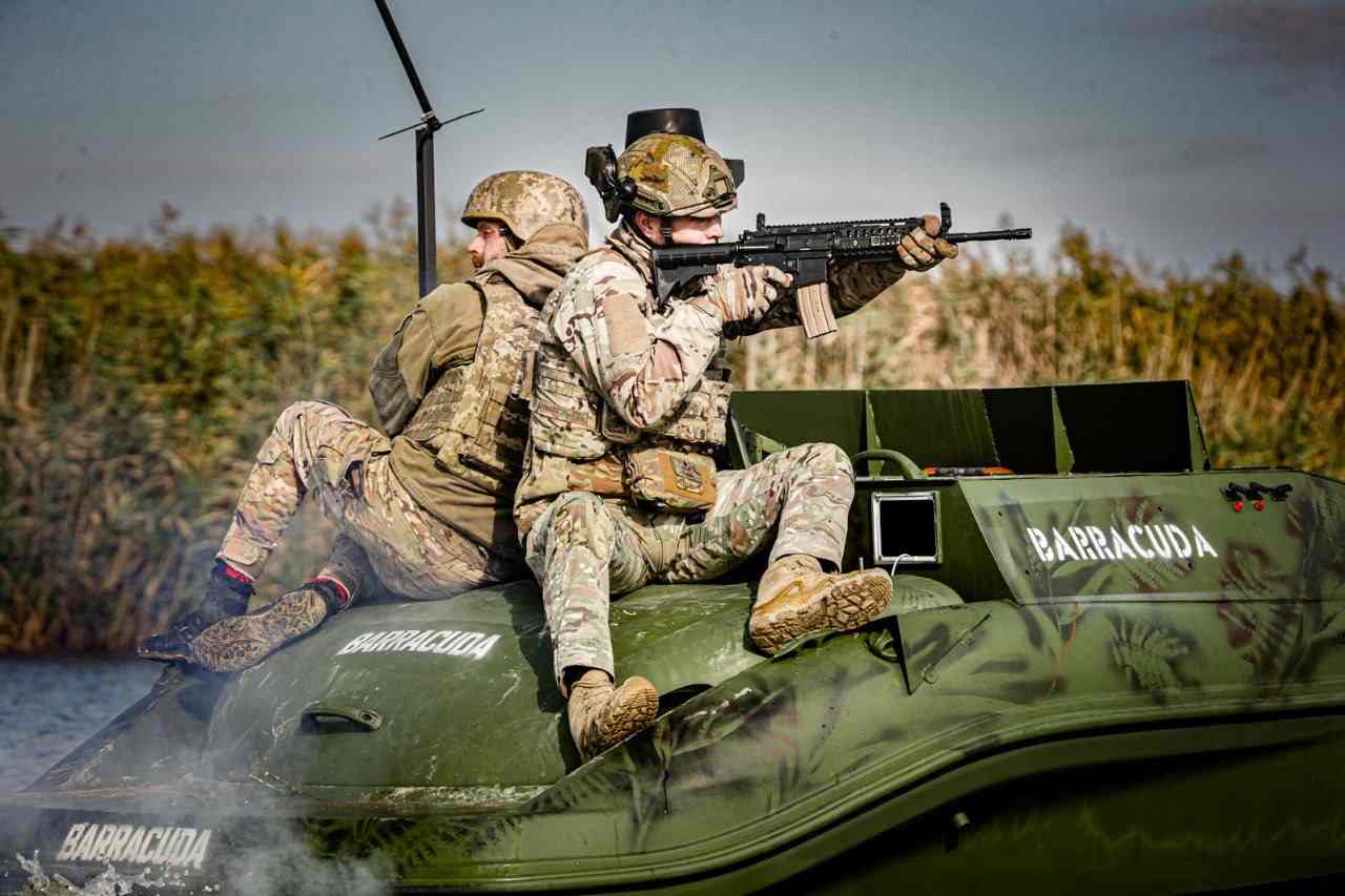 Українські військові на безпілотному катері-дроні “Баракуда”